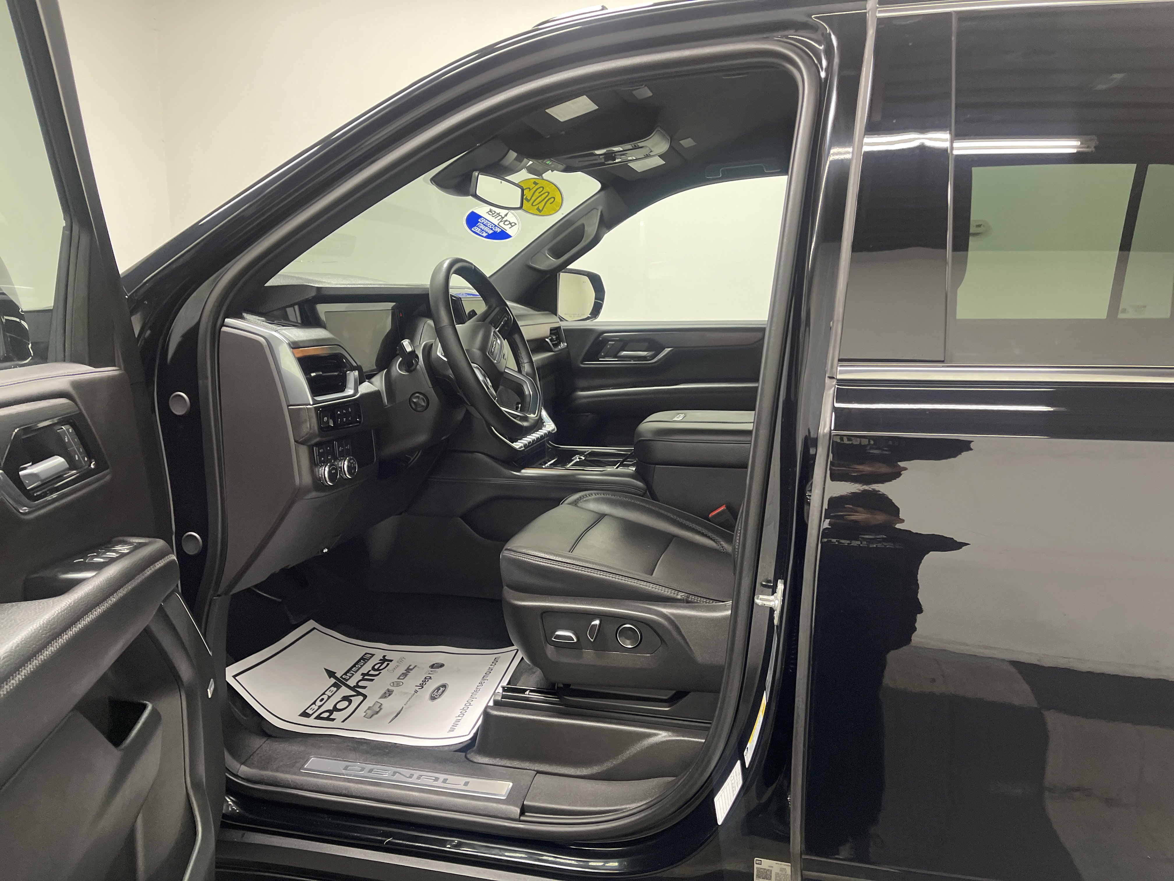 Used 2025 GMC Yukon XL Denali image 9