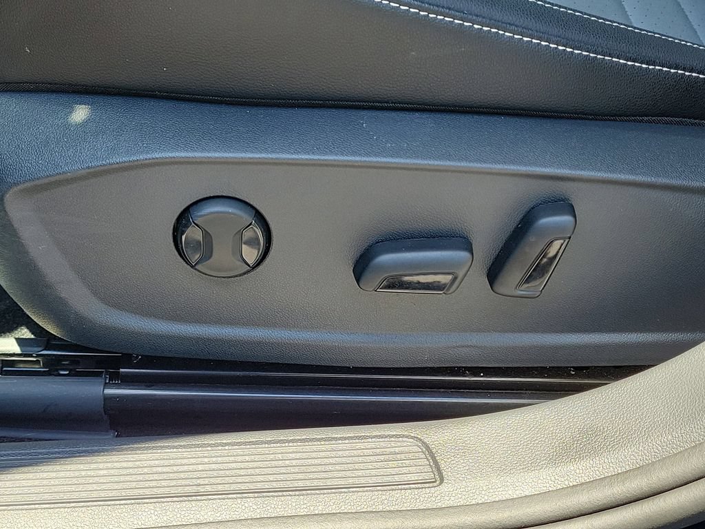 Used 2025 Volkswagen Jetta SE w/ Sunroof Package FWD image 19