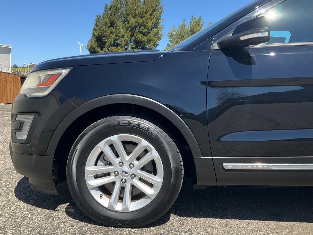 Used 2017 Ford Explorer XLT w/ Equipment Group 202A image 10