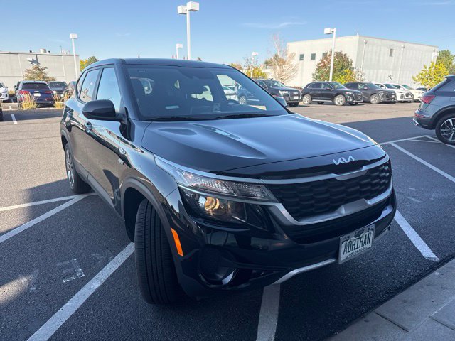 Used 2023 Kia Seltos LX AWD/4WD image 2