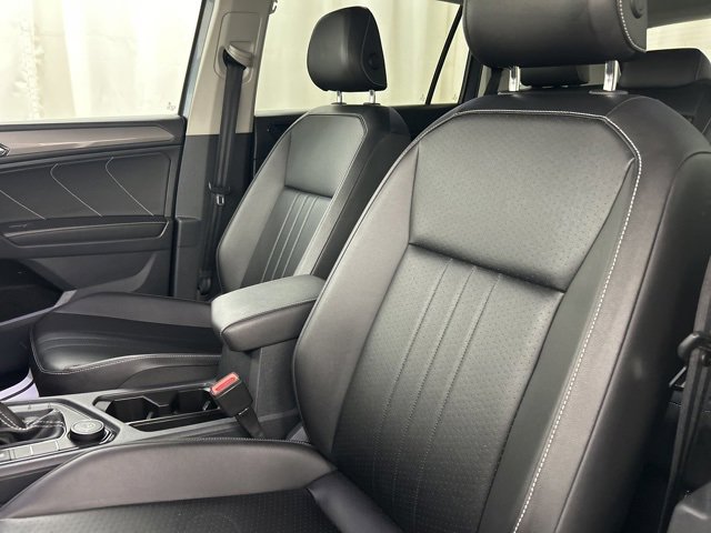 Used 2022 Volkswagen Tiguan SE w/ Panoramic Sunroof Package image 9