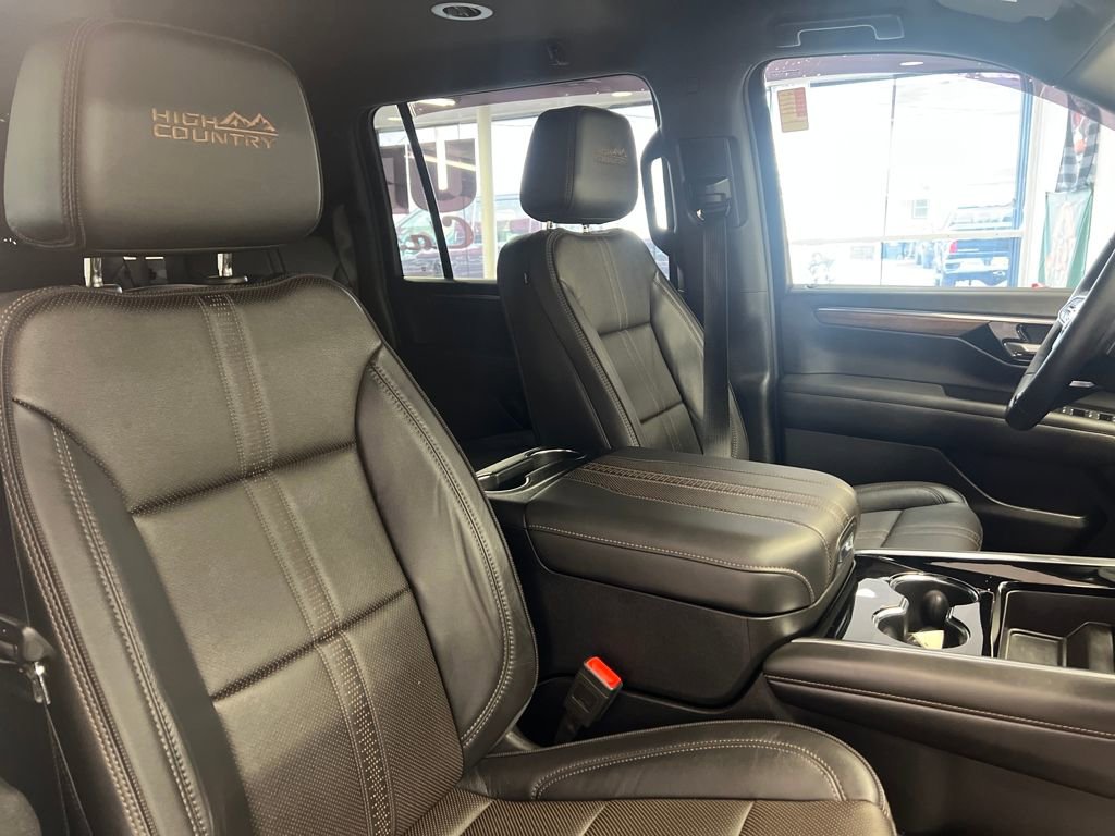 Used 2025 Chevrolet Suburban High Country AWD/4WD image 41