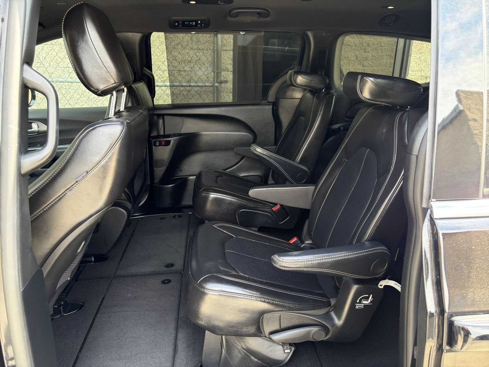 Used 2025 Chrysler Pacifica Select FWD image 23