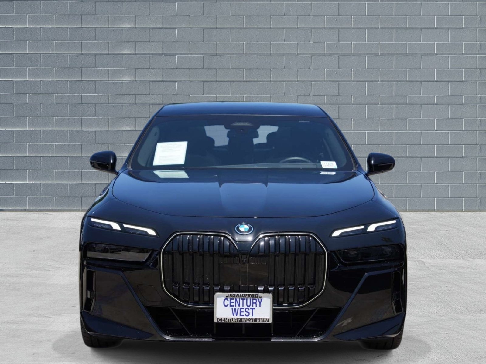 Used 2026 BMW 750e xDrive w/ Premium Package AWD/4WD image 2