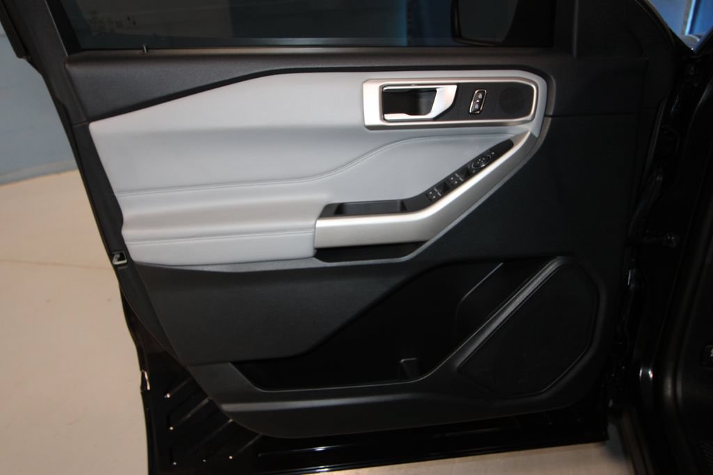 Used 2024 Ford Explorer XLT w/ Equipment Group 202A AWD/4WD image 5