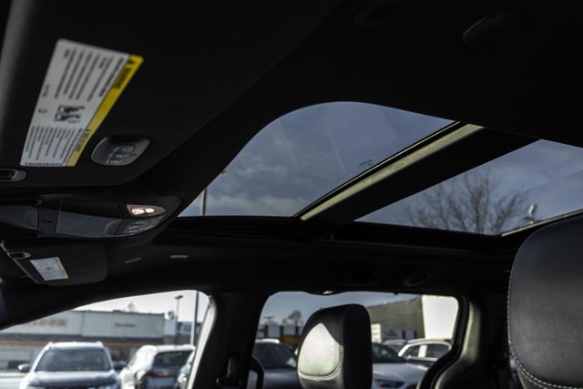 Used 2025 Chrysler Pacifica Limited image 10