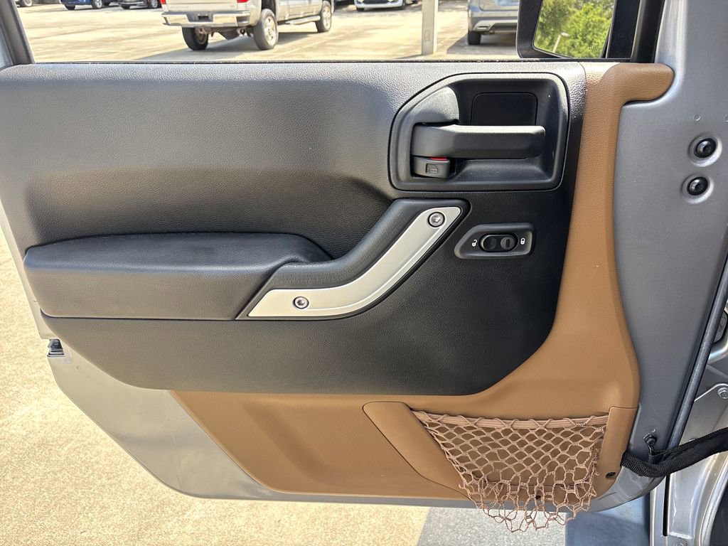 Used 2016 Jeep Wrangler Unlimited Sahara w/ Connectivity Group image 15