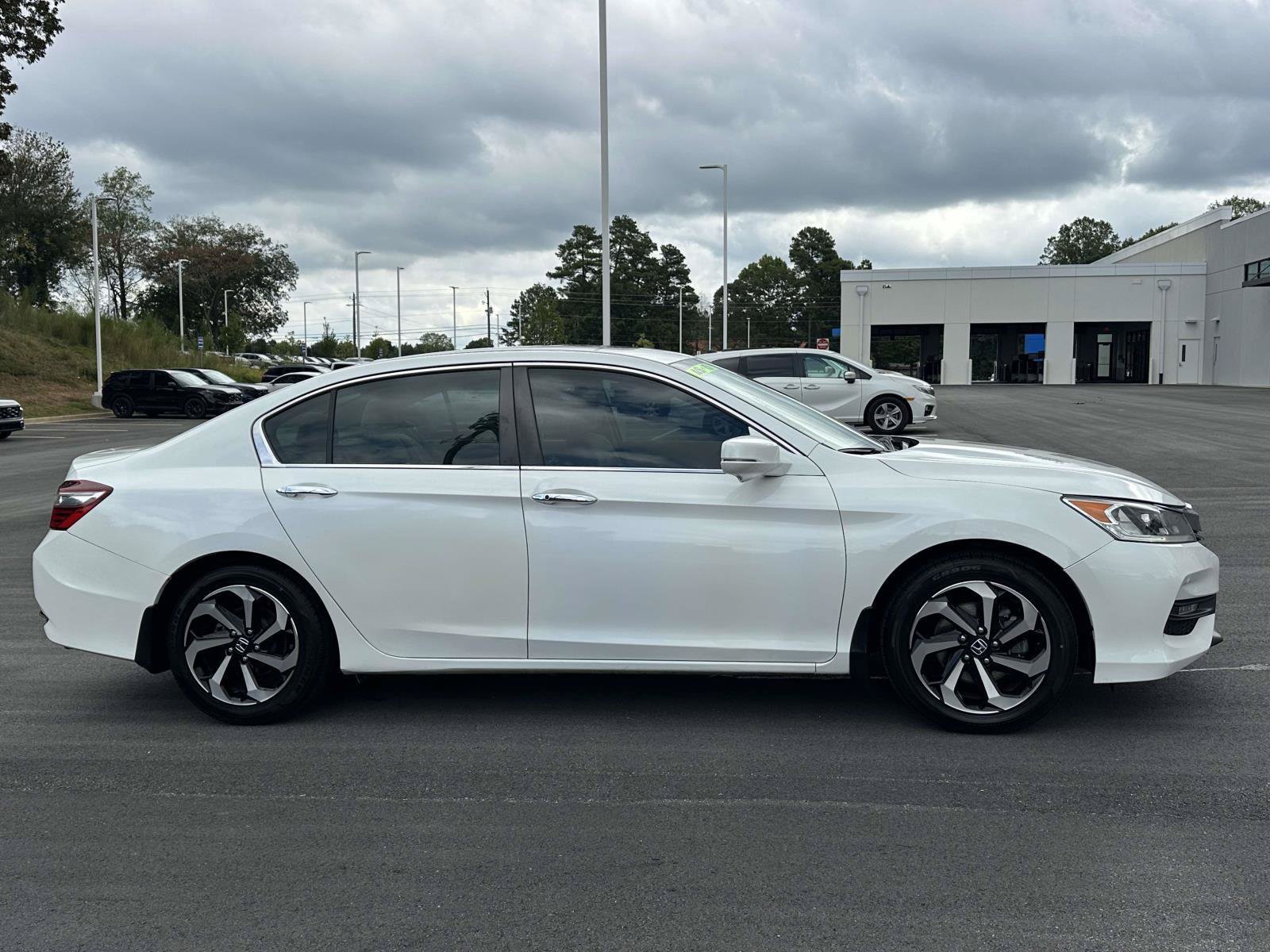 Used 2017 Honda Accord EX image 27