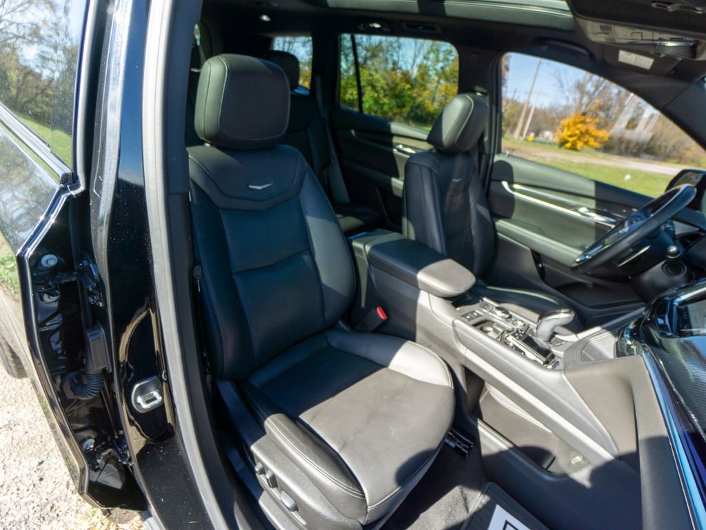 Used 2021 Cadillac XT6 Sport w/ LPO, ONYX Package image 32