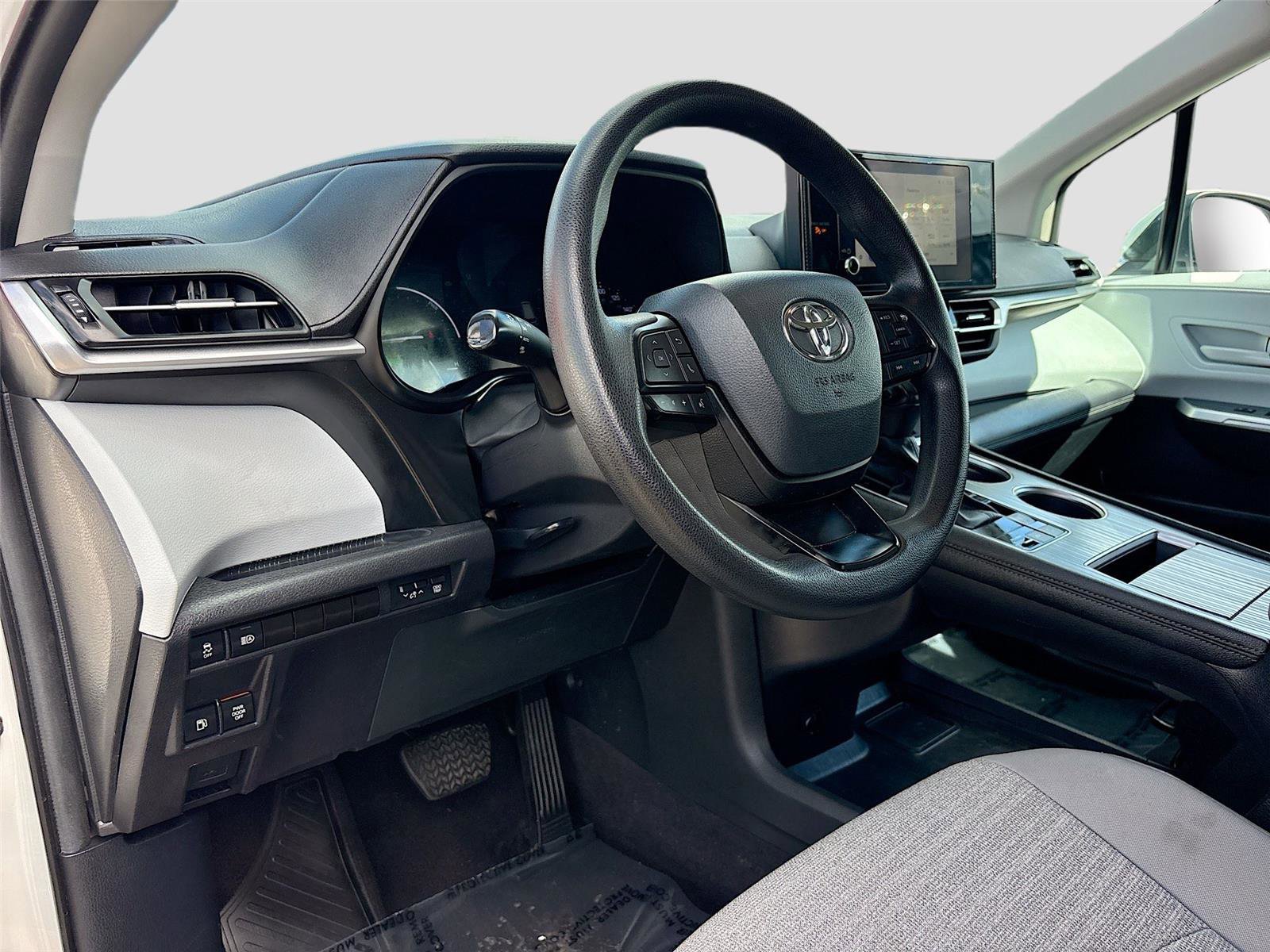 Used 2025 Toyota Sienna LE FWD image 9