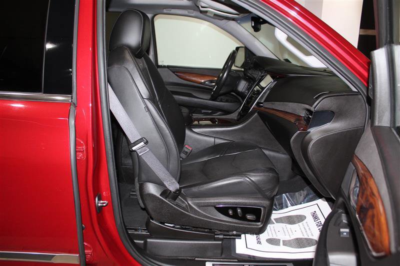 Used 2015 Cadillac Escalade Luxury image 31