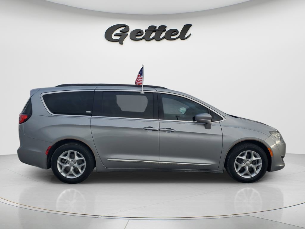 Used 2017 Chrysler Pacifica Touring-L w/ Tire & Wheel Group image 3