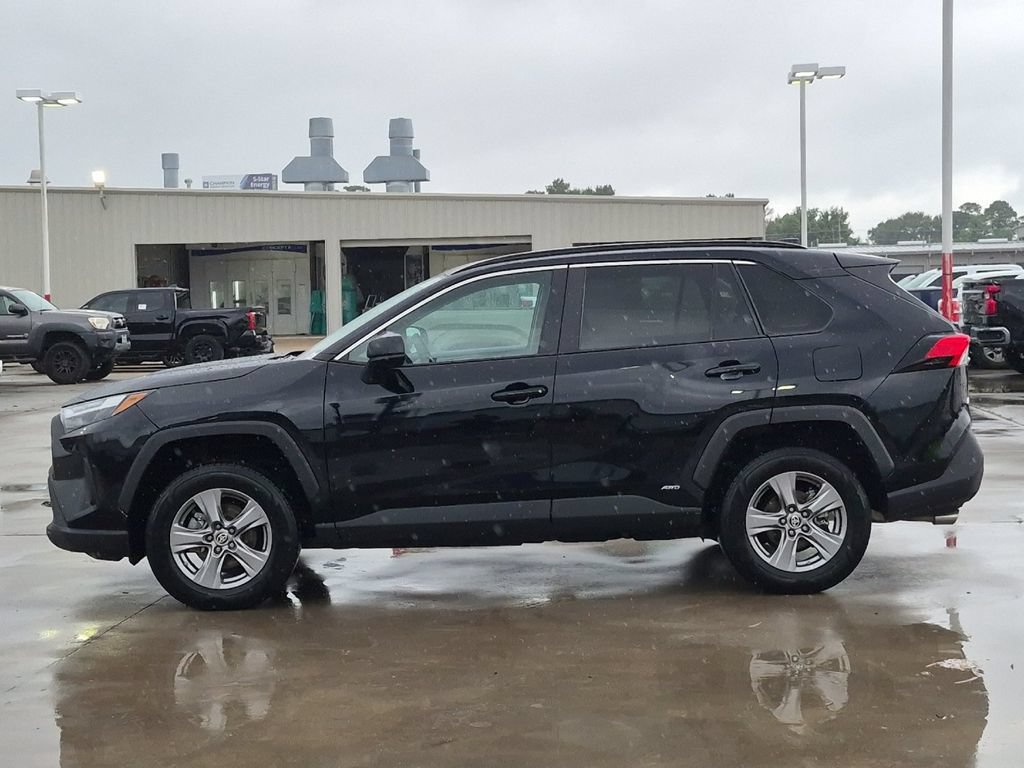 Used 2023 Toyota RAV4 LE AWD/4WD image 3