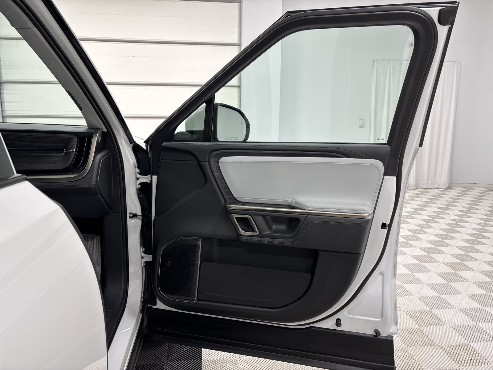 Used 2024 Rivian R1S Adventure AWD/4WD image 18