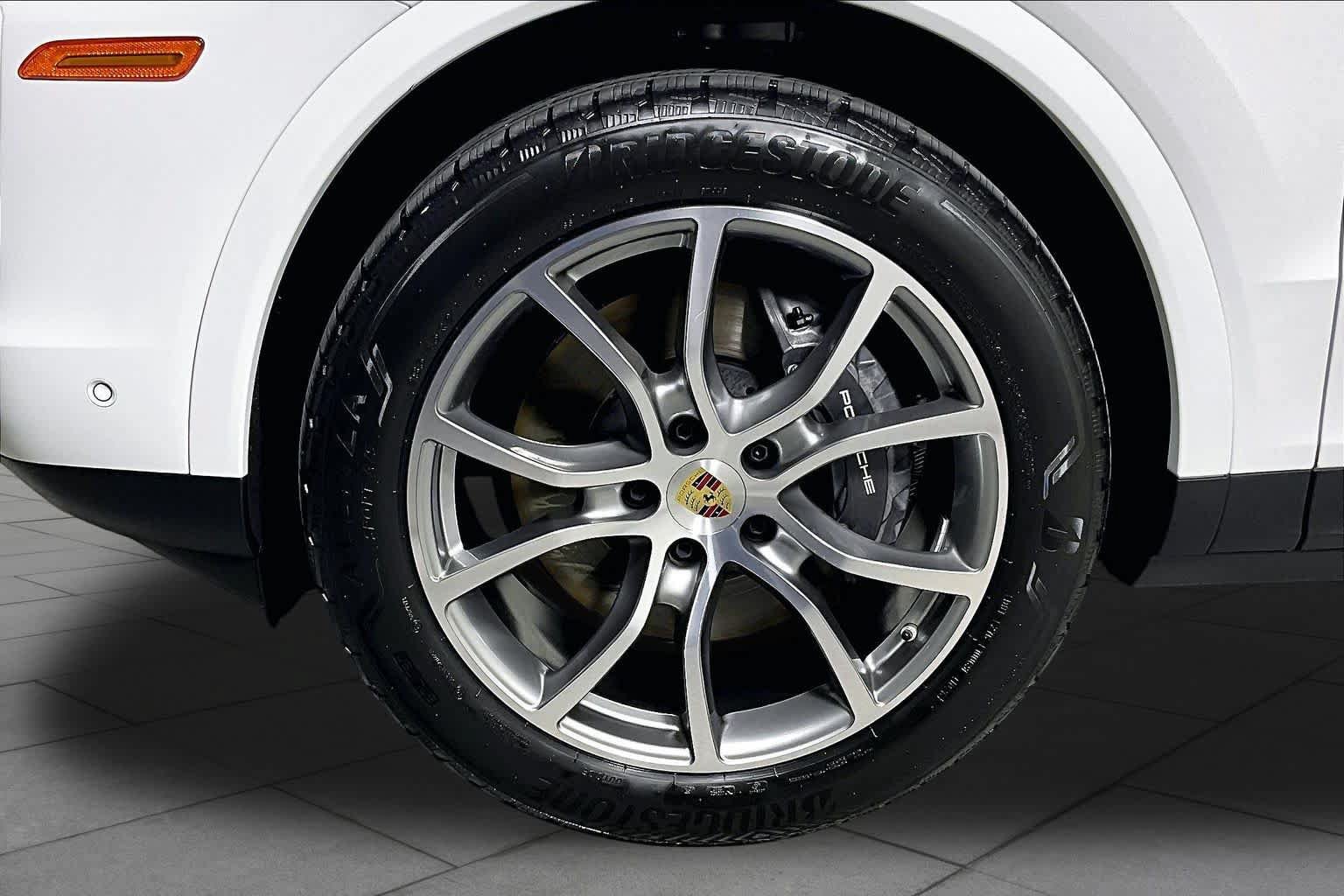 Used 2024 Porsche Cayenne AWD/4WD image 10