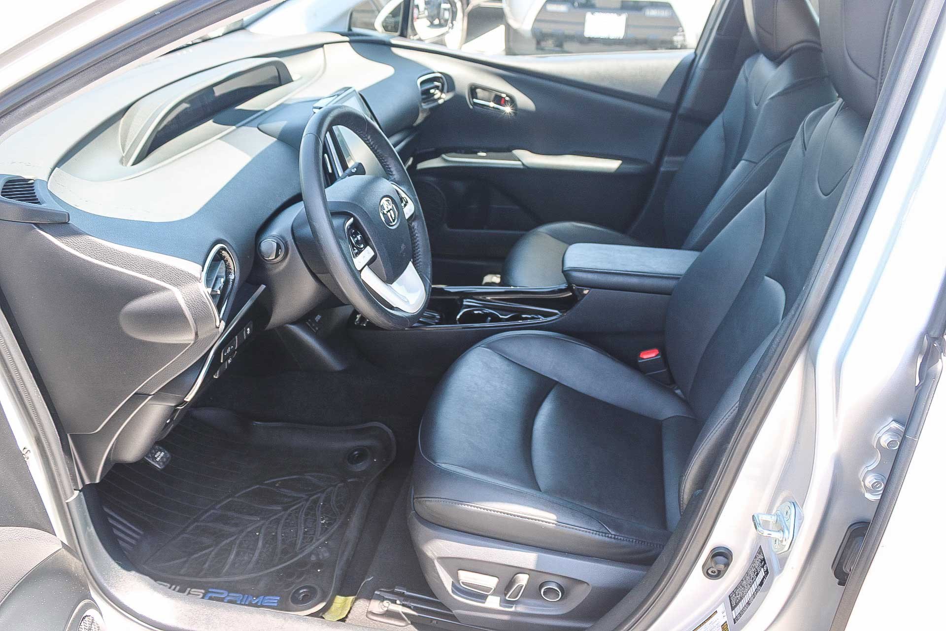 Certified 2017 Toyota Prius Prime Premium FWD image 18