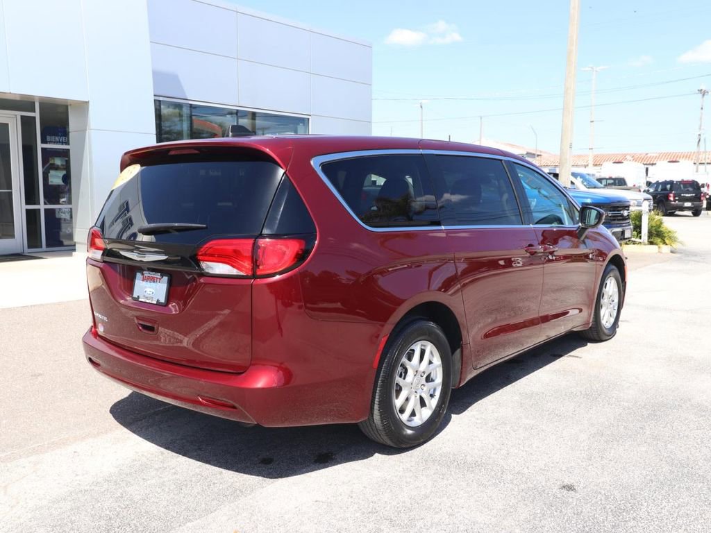 Used 2023 Chrysler Voyager LX image 13