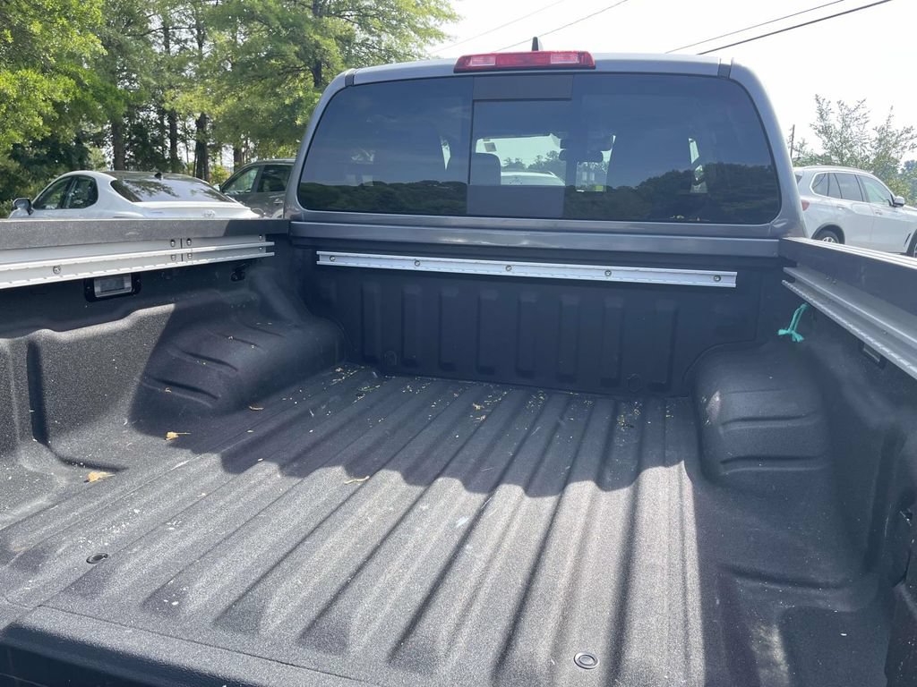 Used 2025 Nissan Frontier SV w/ SV Convenience Package RWD image 11