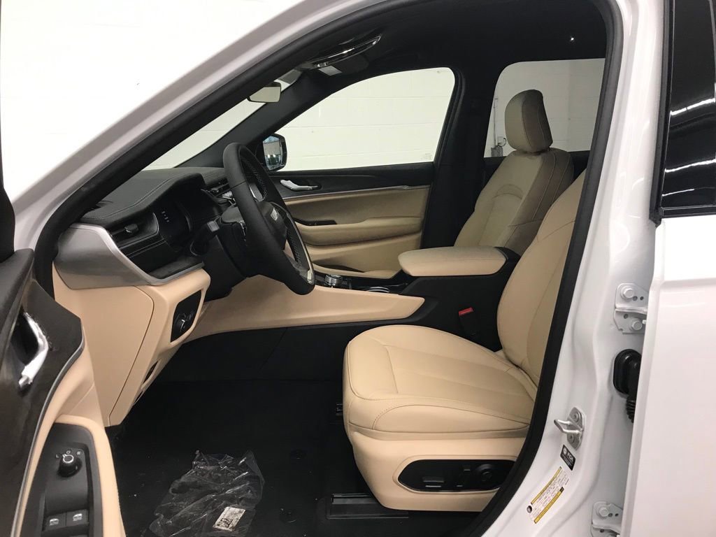 New 2025 Jeep Grand Cherokee L Limited image 12