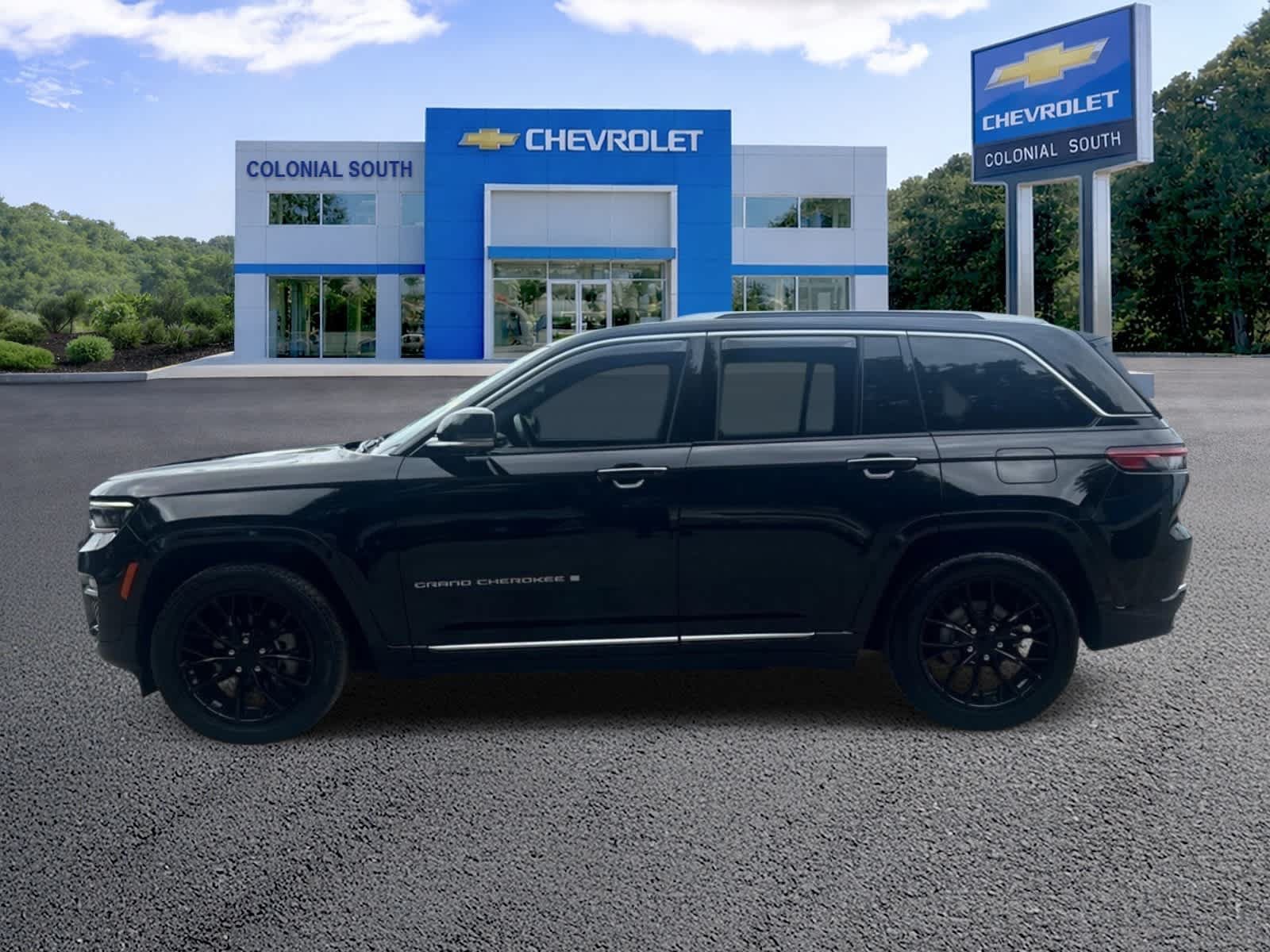 Used 2023 Jeep Grand Cherokee Summit w/ Adv Protech Group IV AWD/4WD image 3