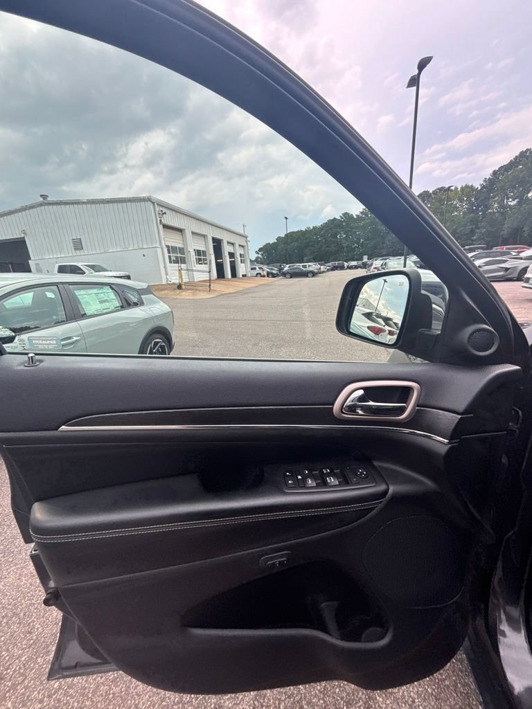 Used 2017 Jeep Grand Cherokee Limited AWD/4WD image 11