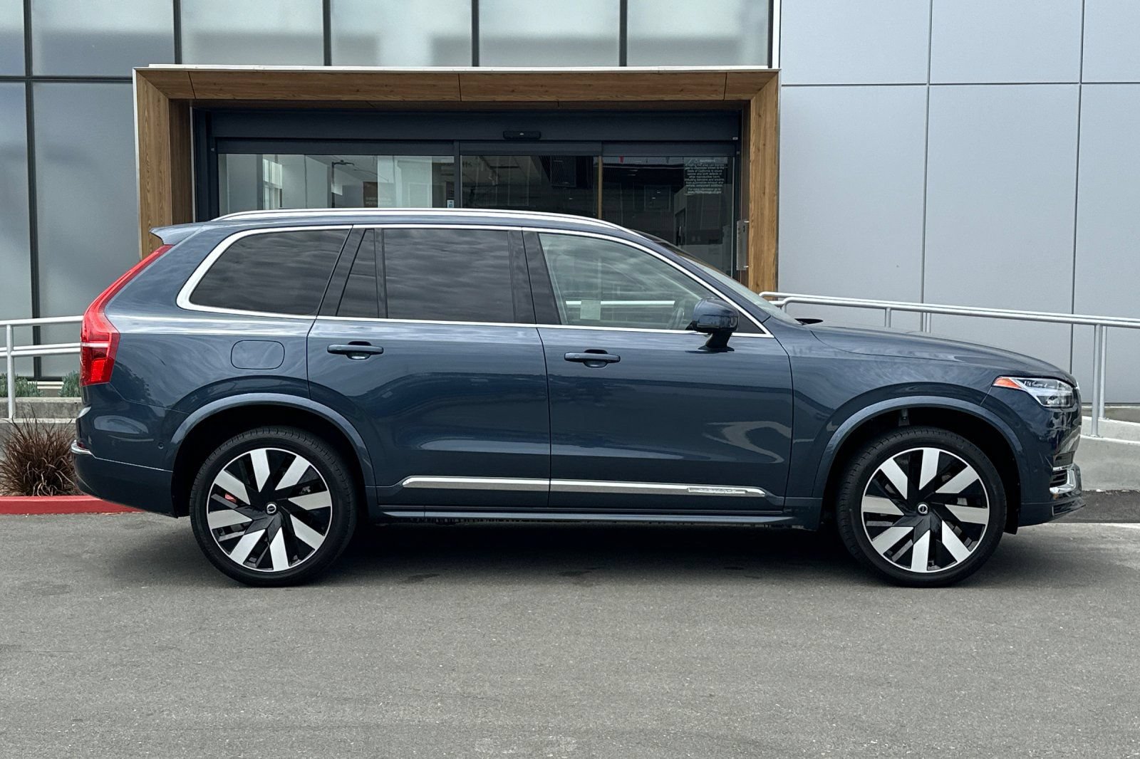 Used 2023 Volvo XC90 T8 Ultimate w/ Protection Package Premier AWD/4WD image 8