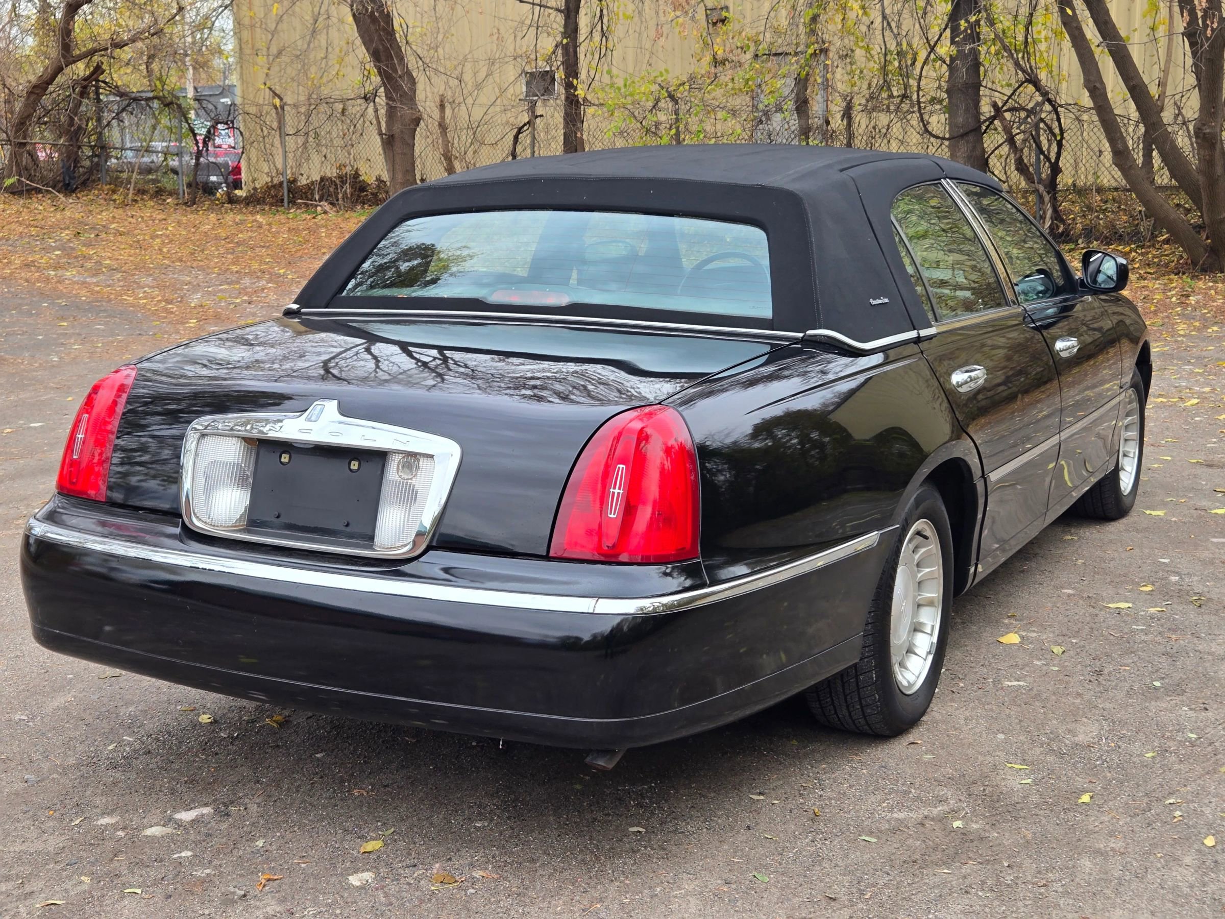 Used 2000 Lincoln Town Car Executive RWD image 6