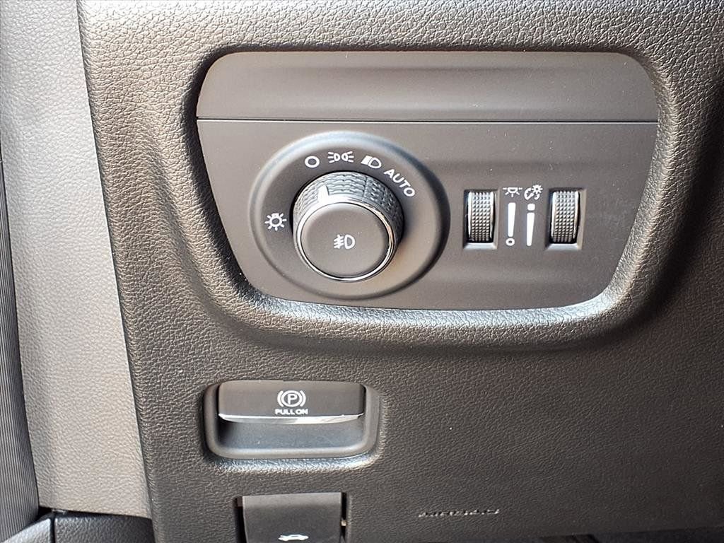 Used 2024 Jeep Grand Cherokee Limited w/ Black Appearance Package AWD/4WD image 20