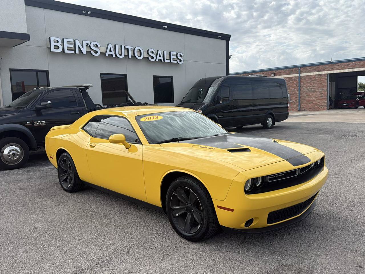 Used 2018 Dodge Challenger SXT RWD image 4