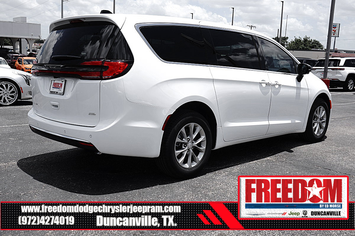 New 2027 Chrysler Pacifica Select AWD/4WD image 5