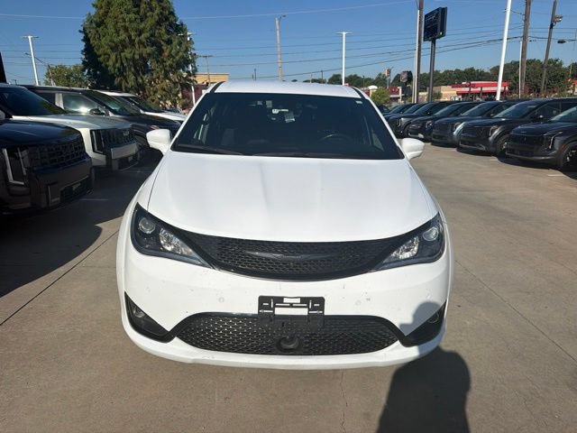 Used 2019 Chrysler Pacifica Touring Plus w/ Advanced Safetytec Group FWD image 2