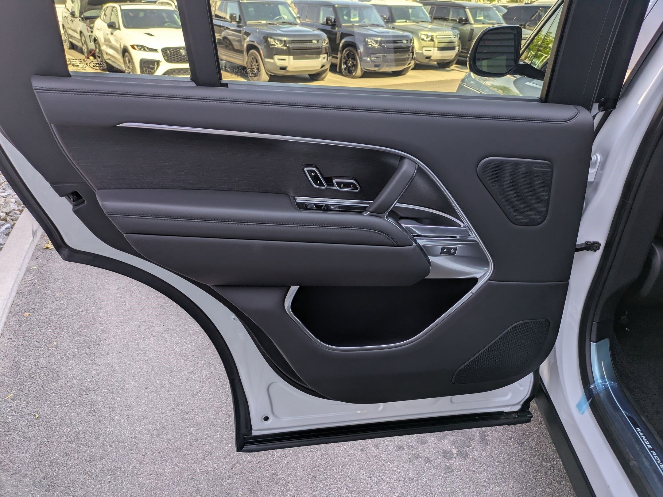 New 2025 Land Rover Range Rover Long Wheelbase SE image 28