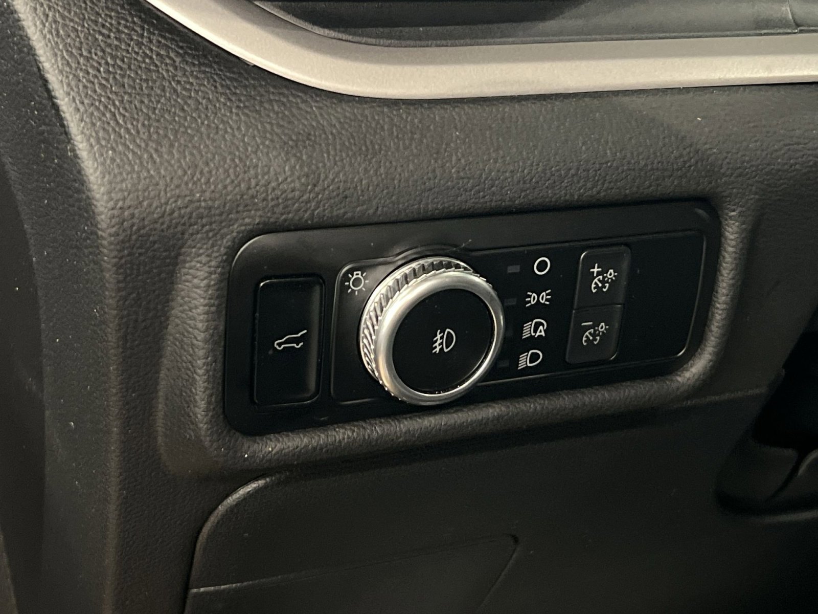 Used 2022 Ford Explorer XLT w/ Equipment Group 202A AWD/4WD image 28