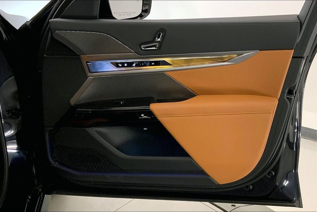 Used 2025 BMW 740i xDrive image 25