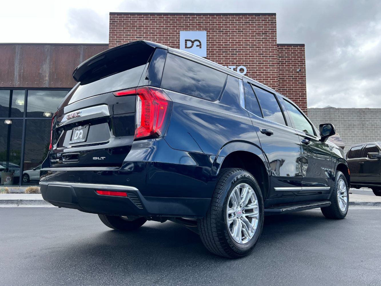 Used 2021 GMC Yukon SLT w/ Rear Media and Nav Package AWD/4WD image 6