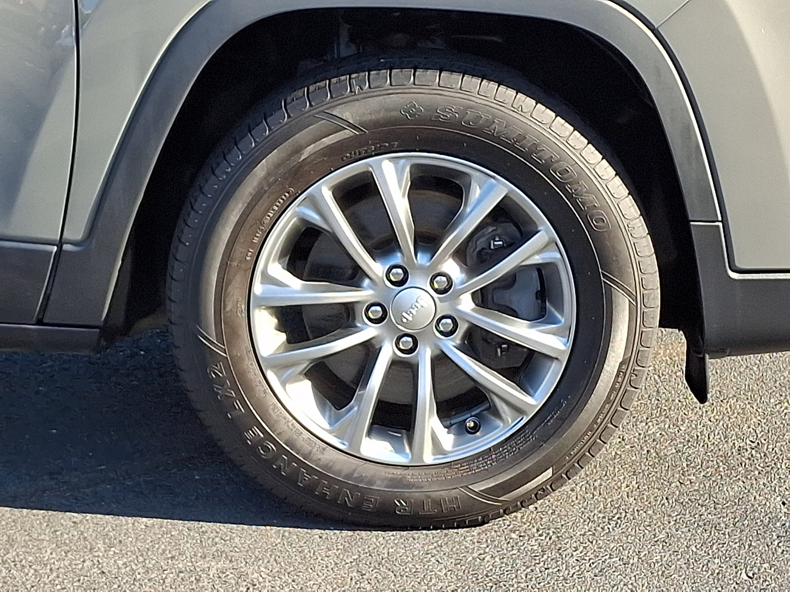 Used 2019 Jeep Cherokee Latitude Plus w/ Cold Weather Group AWD/4WD image 8