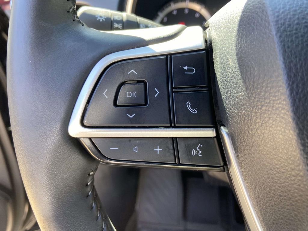 Used 2025 Toyota Highlander XLE image 35