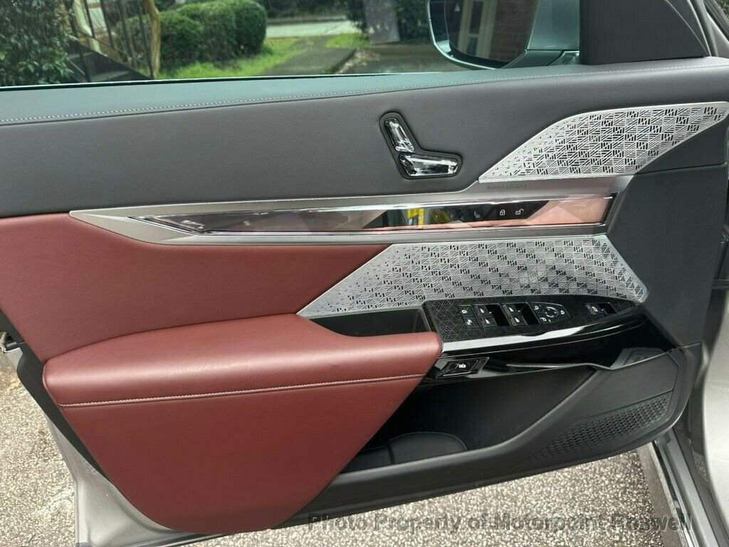 Used 2023 BMW i7 xDrive60 w/ Executive Package 2 AWD/4WD image 11