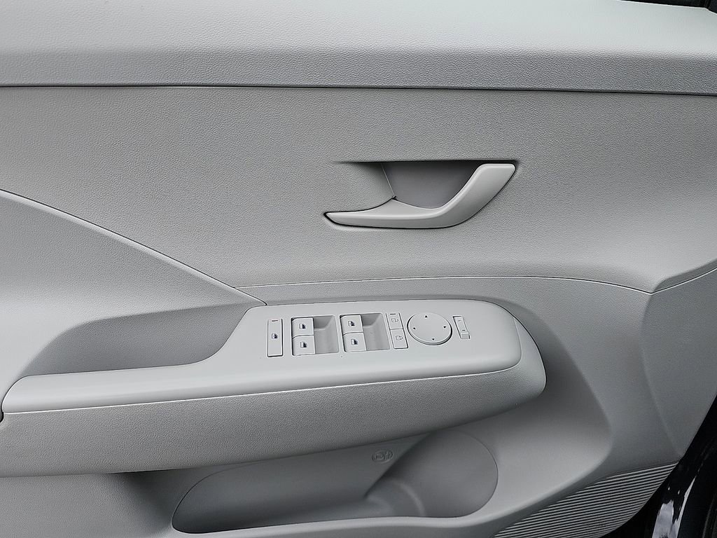 Used 2025 Hyundai Kona SEL image 13