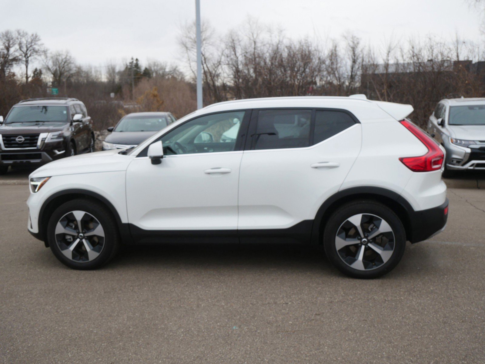 Used 2025 Volvo XC40 B5 Plus image 4