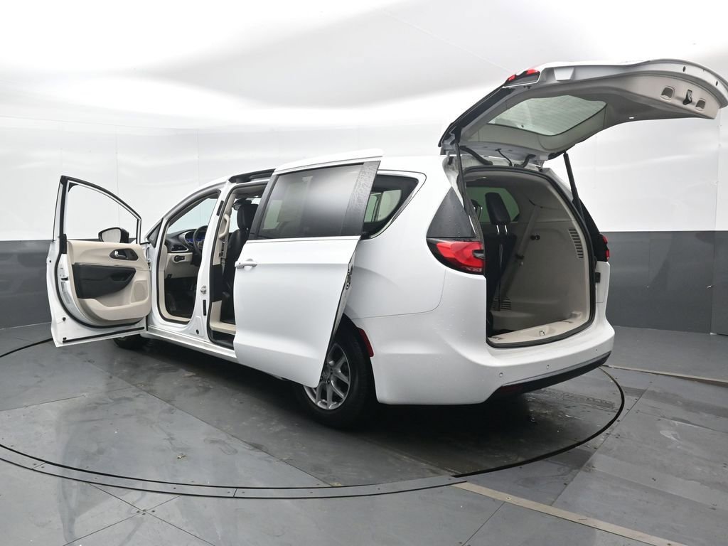 Used 2024 Chrysler Pacifica Touring-L FWD image 50