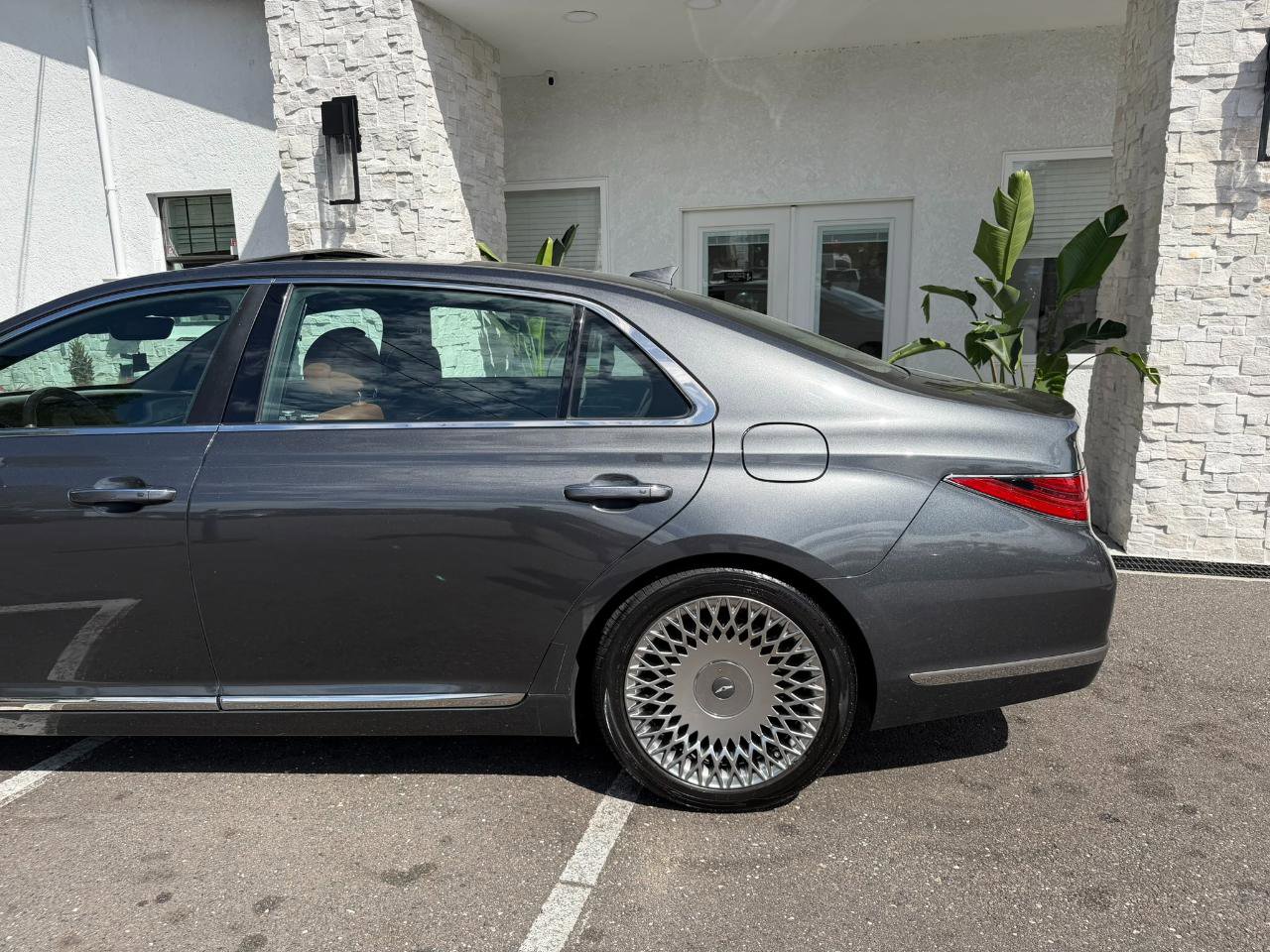 Used 2020 Genesis G90 3.3T Premium image 9