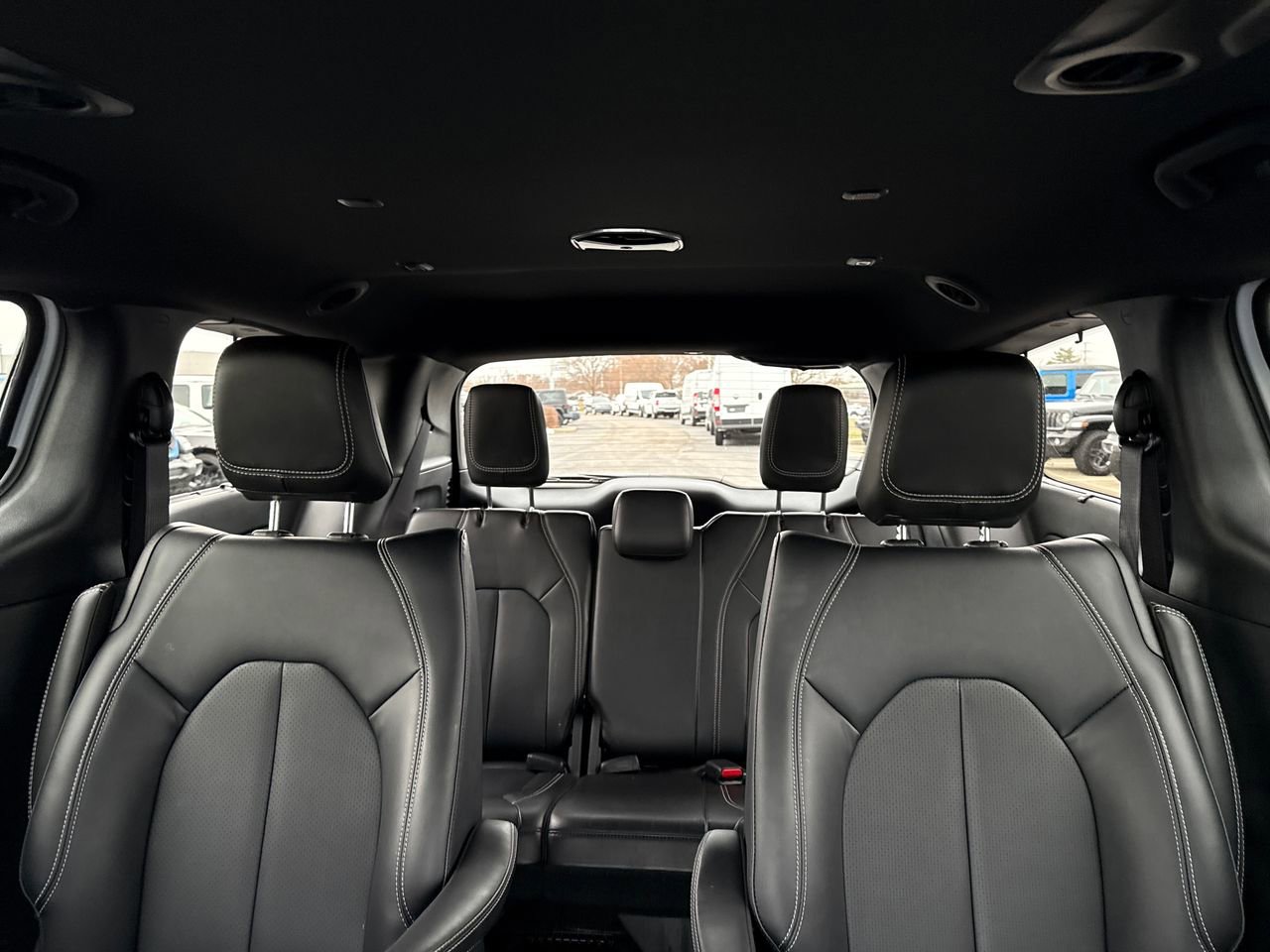 Used 2025 Chrysler Pacifica Select w/ Uconnect Theater Family Group image 28