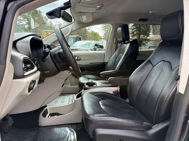 Used 2022 Chrysler Pacifica Touring-L FWD image 10