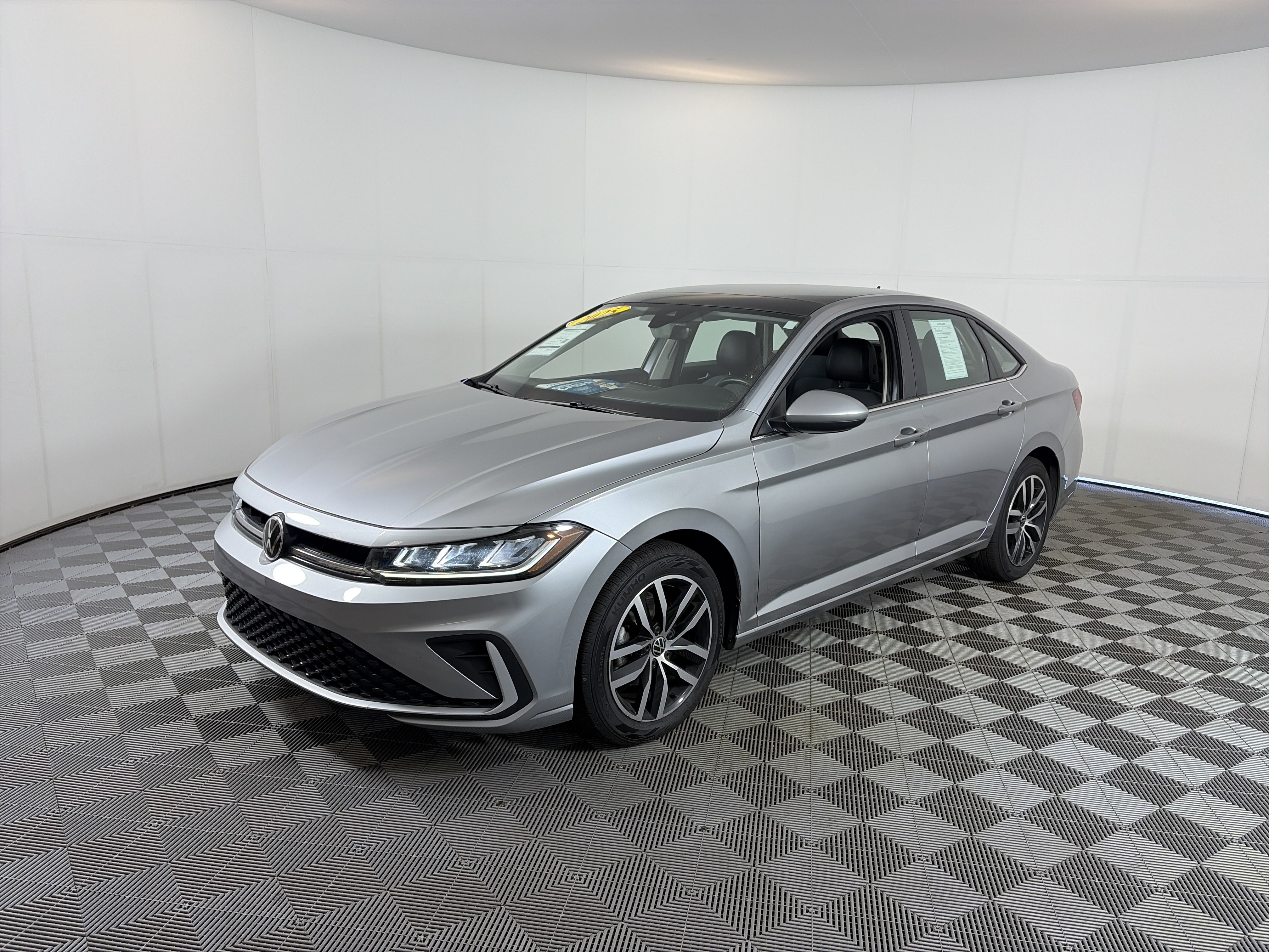 Used 2025 Volkswagen Jetta SE FWD image 2