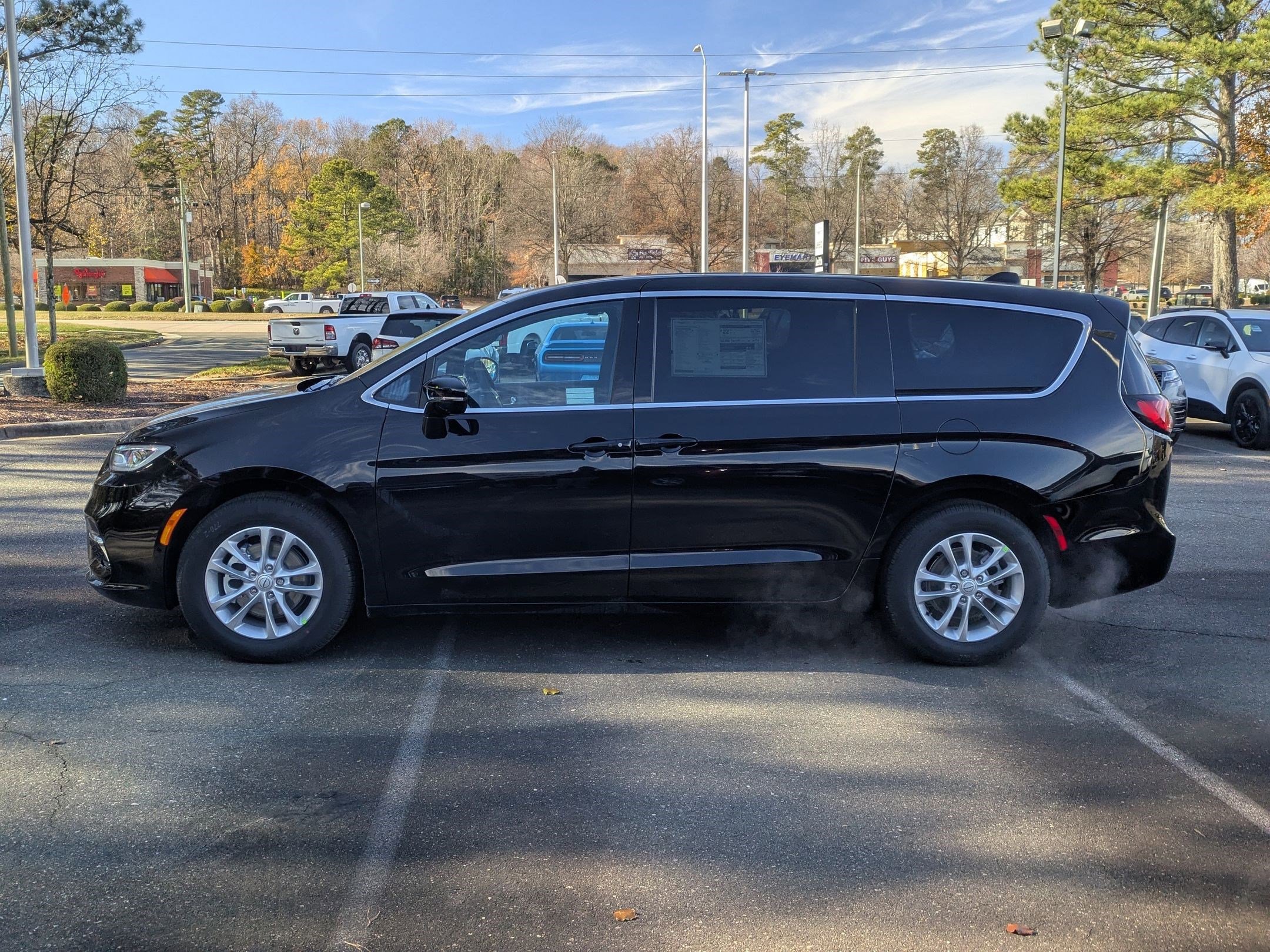 New 2026 Chrysler Pacifica Select image 8