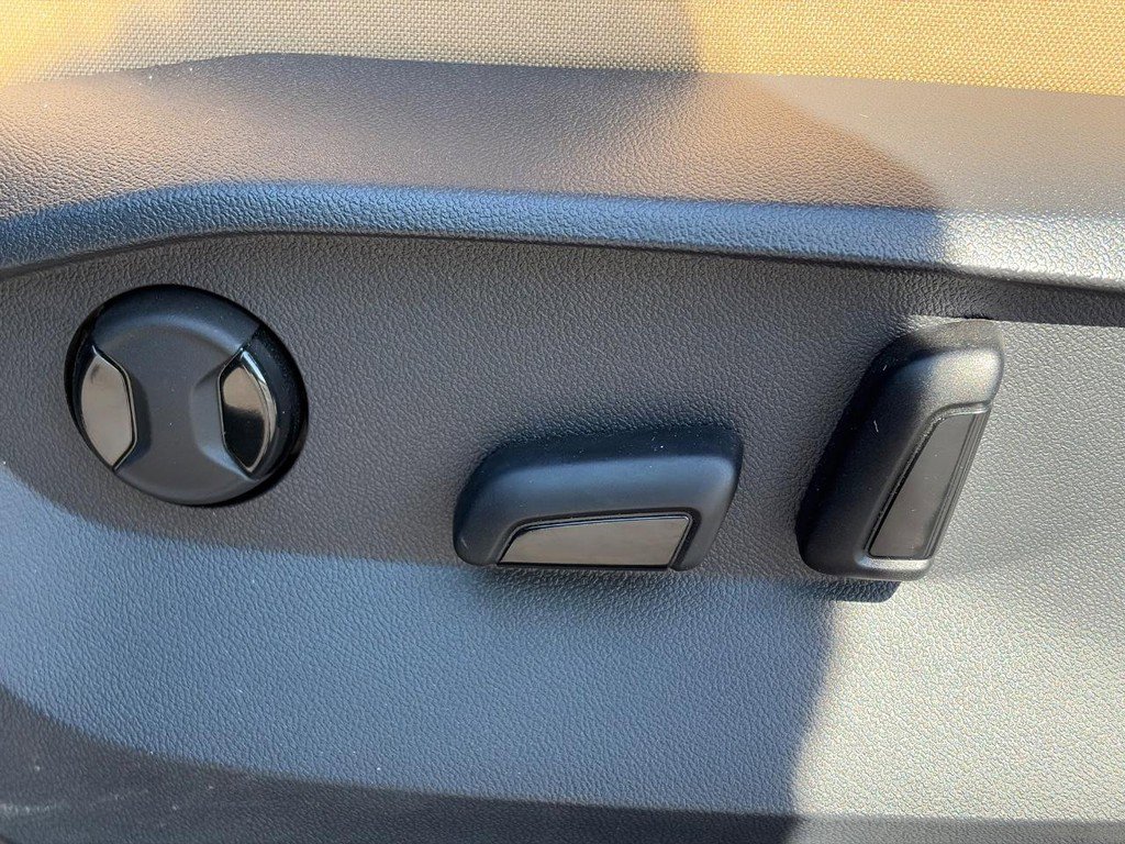 Used 2024 Volkswagen Tiguan SE w/ Panoramic Sunroof Package image 19