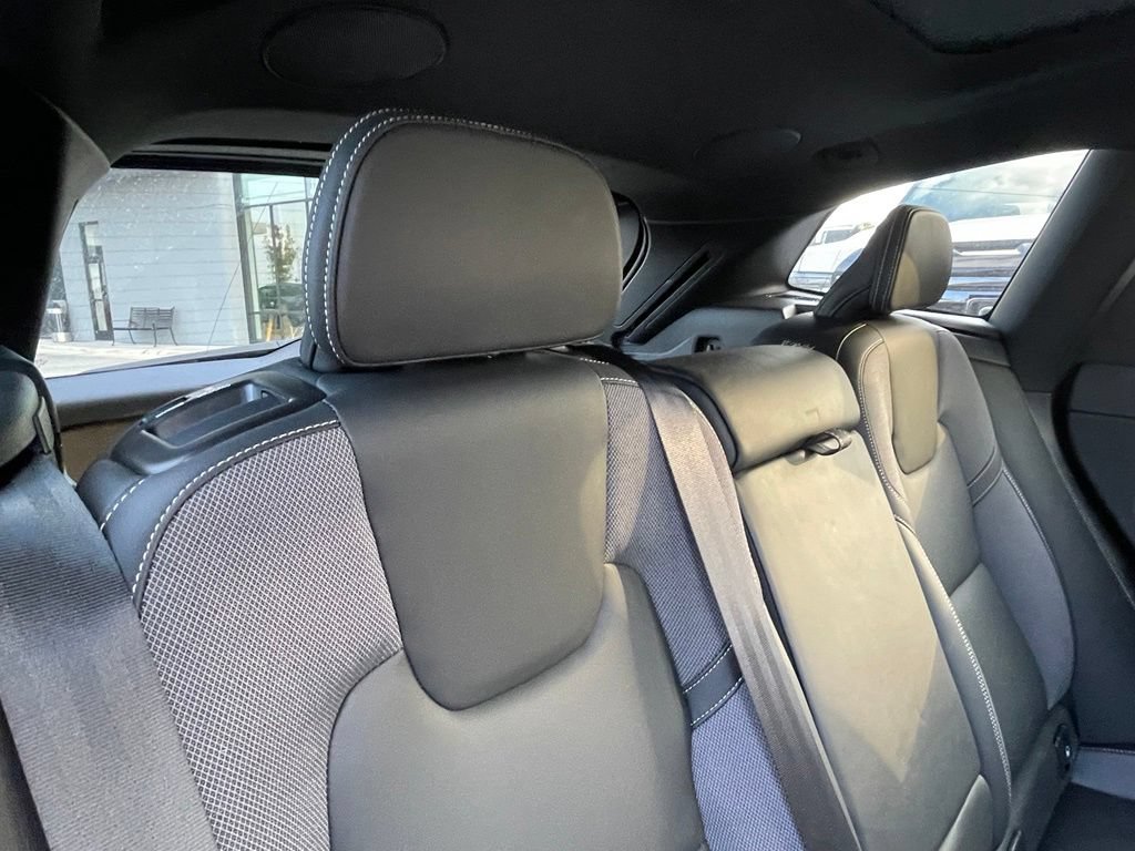 Used 2022 Volvo XC60 B5 R-Design AWD/4WD image 28