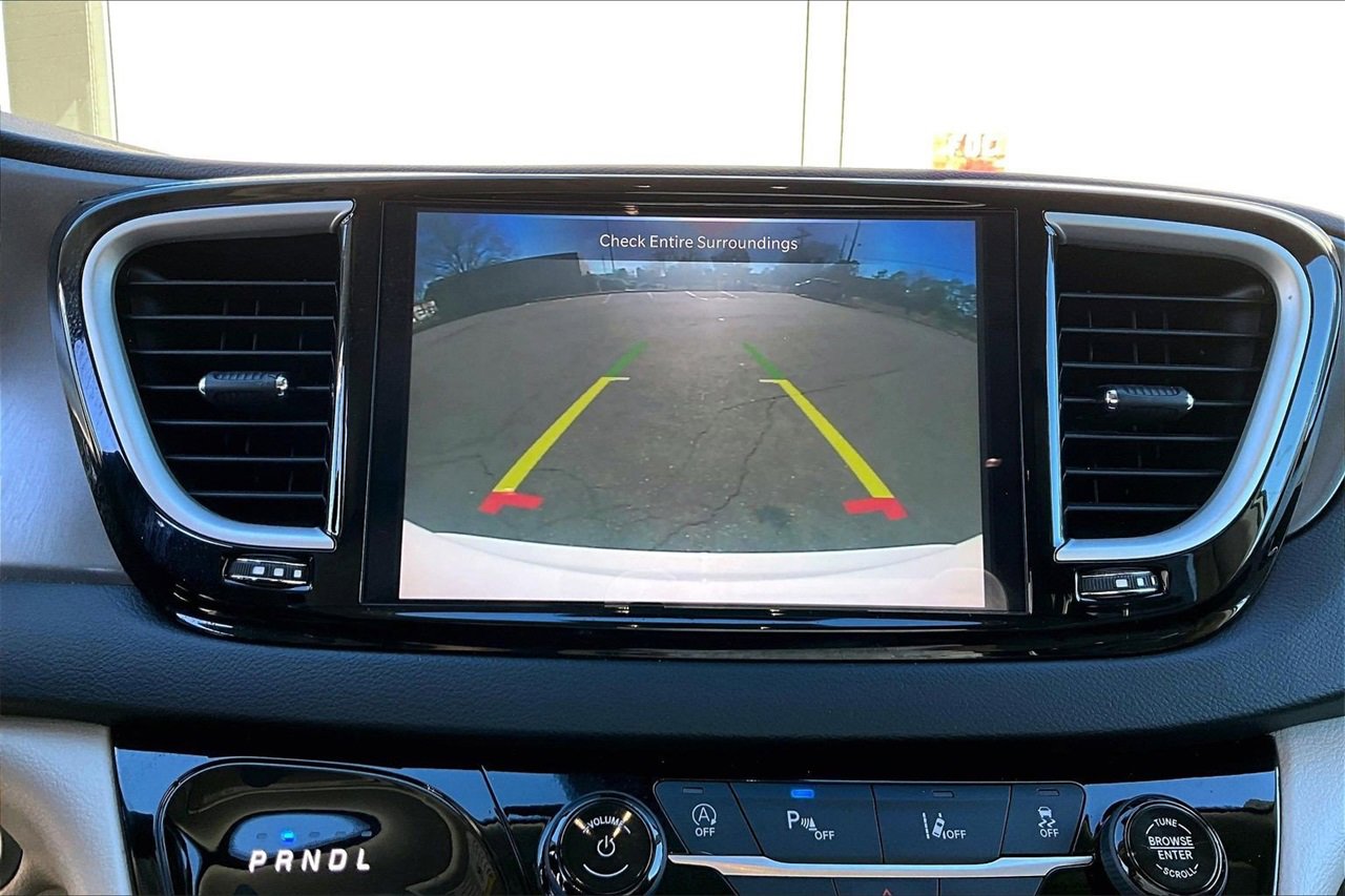 Certified 2024 Chrysler Pacifica Touring-L image 13