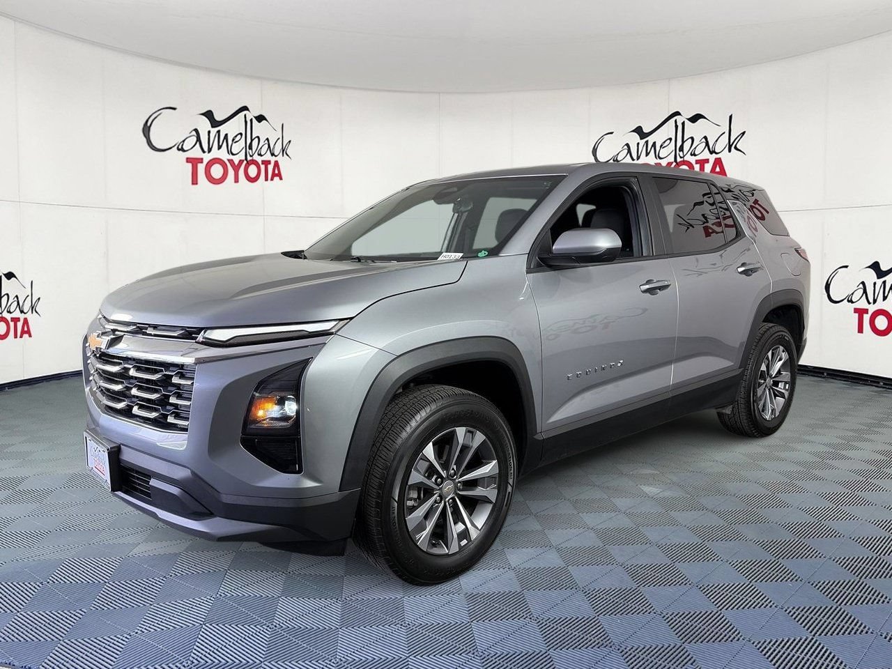 Used 2025 Chevrolet Equinox LT FWD image 2